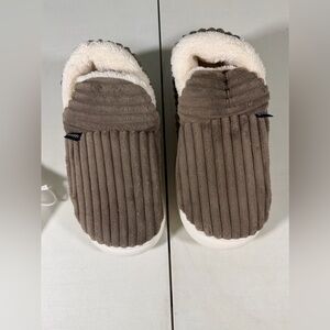 Comfy New PLUFFI Slippers BrownUnisex, US Women Sz 7.5-8.5  US Mens 6.5-7.5 NIP